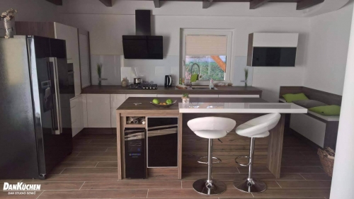 Zadovoljna stranka, Primostek