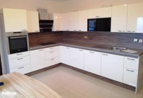 Zadovoljna stranka, Semič